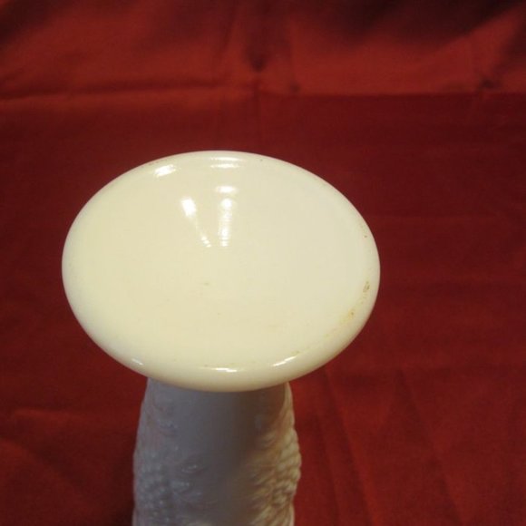 VTG 50'S MILK GLASS MOLDED VASE W/GRAPE DESIGN & LEAVES, FOOTED - Picture 6 of 6